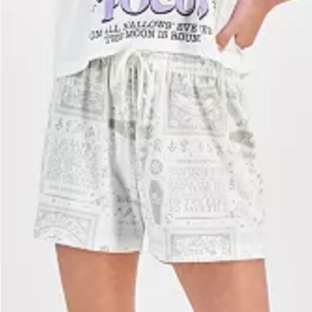 Hybrid Apparel NWT Disney Hocus Pocus cream Halloween shorts